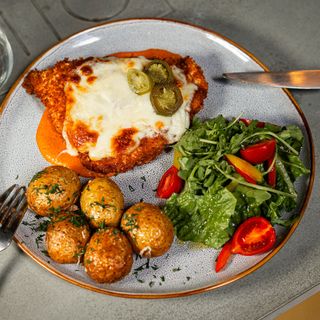 Курячий шніцель з соусом ромеско