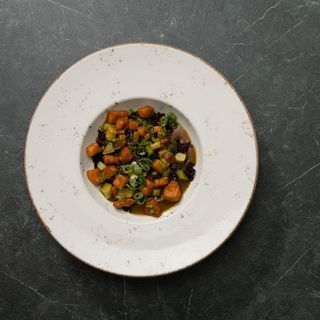 SALMON CURRY ( riso nero, salmone scottato, curry, zucchine, cipollotto)