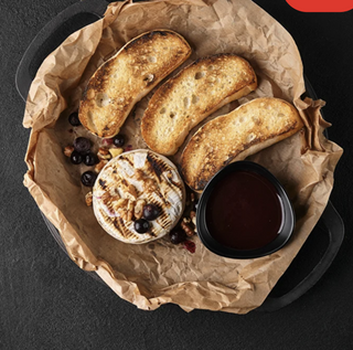 Камамбер гриль з вишневим соусом (170г)