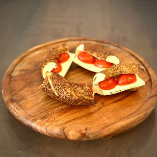 Simit domates ve peynirli 