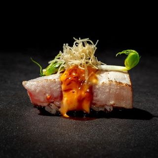 65. Seared maguro 2 pezzi