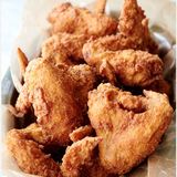 Menú Con Alitas De Pollo frito (6 Uds.)