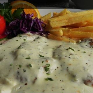 Pileći file na žaru u kajmak sosu na pireu