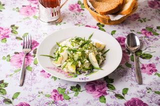 Зеленый салат с яйцом