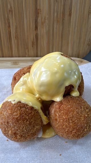 მოცარელას ბურთულები ცხელი ყველის სოუსით 6 ცალი