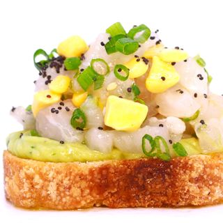 Tosta Con Tartar De Lubina Con Mango (2 Uds.)