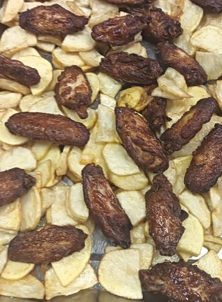 Alitas adobadas (7 und)con patatas fritas 