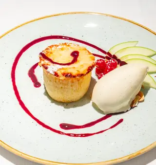 Soufflé de queso con frutos rojos