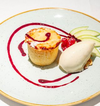 Soufflé de queso con frutos rojos