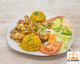 Pollo Con Ensalada Y Arroz Amarillo