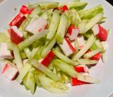 2133 Салата с месо от раци и краставици (300г)