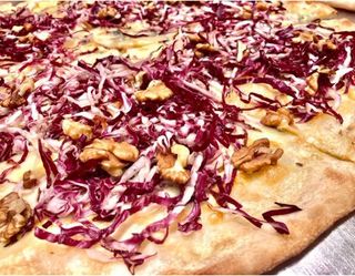 Pizza la radicchio al piatto  