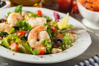 Insalata Caesar con gamberi