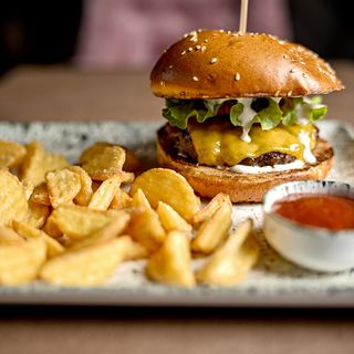 Burger Classic (hrskavi crispers krumpirići su uključeni u cijenu)