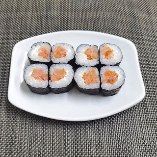 Maki de salmón ahumado y queso (8 pzas.)