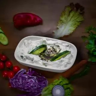 SALATA DE IAURT CU MENTA SI CASTRAVETE