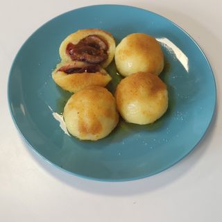 Knedle ze śliwką 4 szt.