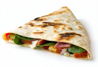 Piadina Speck, scamorza affumicata, rucola, pomodori, salsa boscaiola