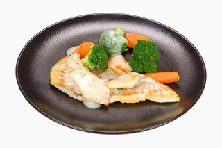 Лаврак с печени зеленчуци (1000г)