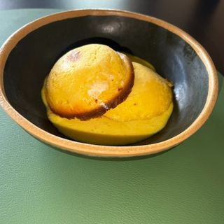 Pastel de elote en salsa de mango   