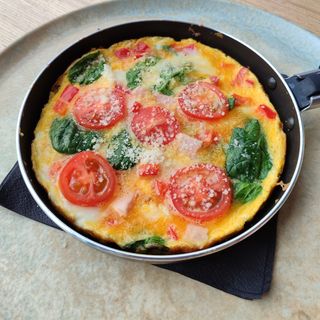 Омлет с чери домати, чедър, спанак, шунка  (300г)