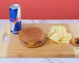 Burger + Molhos + Batatas Fritas + Pastel de Nata + Redbull
