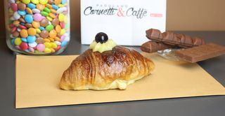 Cornetto con crema e amarena