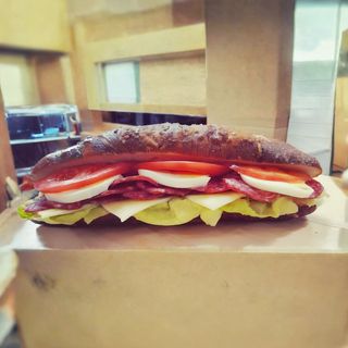 Sendvič sa čajnom kobasicom