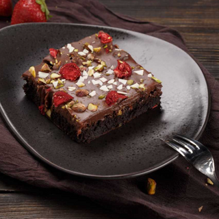 Brownie cu căpșuni și fistic