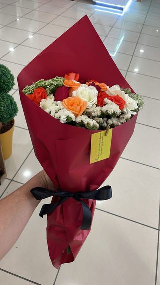 Bouquet De 12 fleurs Multi-Couleurs Avec Des Feuillages