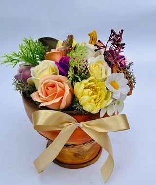 Aranjament flori sapun in vas ceramic