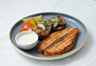 Семга с овощами гриль