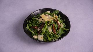 Salata od rukole, suvog paradajza i parmezana