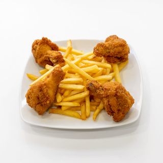 Ración De Alitas Especiales Con Patatas Fritas