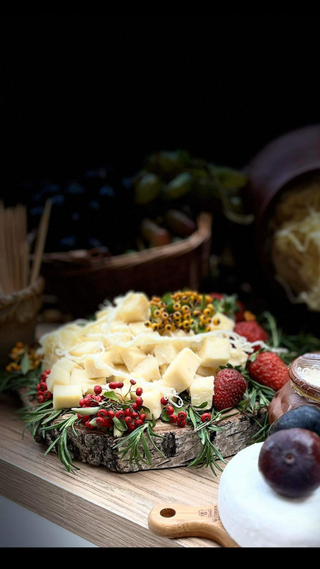 ყველი ხის დაფაზე