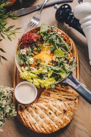 Szakszuka z falafelem i pesto bazyliowym