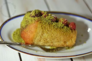 Babà con crema di pistacchio e fragoline 1 pezzo