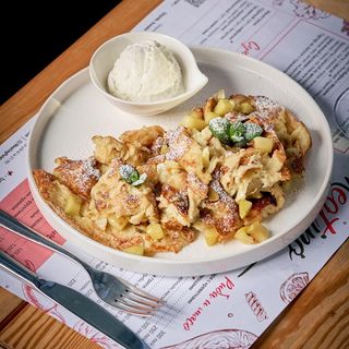 Kaiserschmarrn cu mere caramelizate