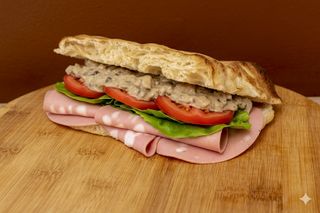 Mortadella, crema di funghi, insalata e pomodoro