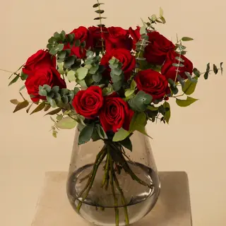 Ramo de 12 rosas rojas con verdes variados