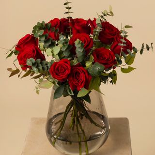 Ramo de 12 rosas rojas con verdes variados