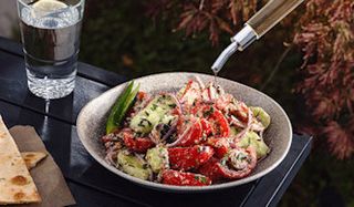 კიტრი პომიდვრის სალათი ნიგვზით