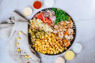 Kebab de Pui cu Hummus si Tabouleh la Farfurie