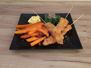 Kurczak w panko ( 3 szt.) z frytkami z batatów. Sos do wyboru