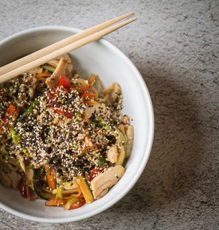 Noodles con verdure e pollo
