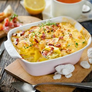 Cartofi cu smantana si cascaval la cuptor