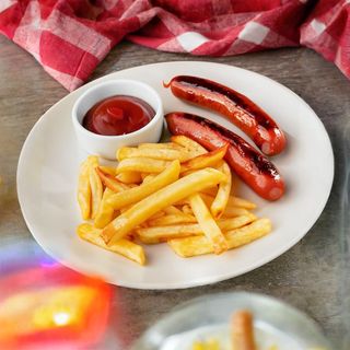 Salchichas con Patatas Fritas