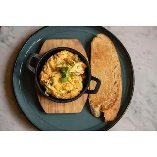 Huevos Revueltos Con Hierbas Y Queso Crema