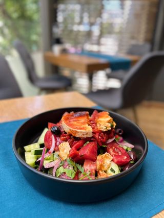 Селска Салата с Паприковано Овче Сирене