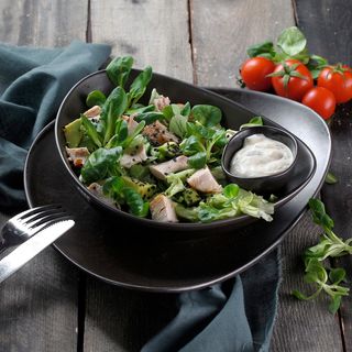 Salată cu pui și avocado